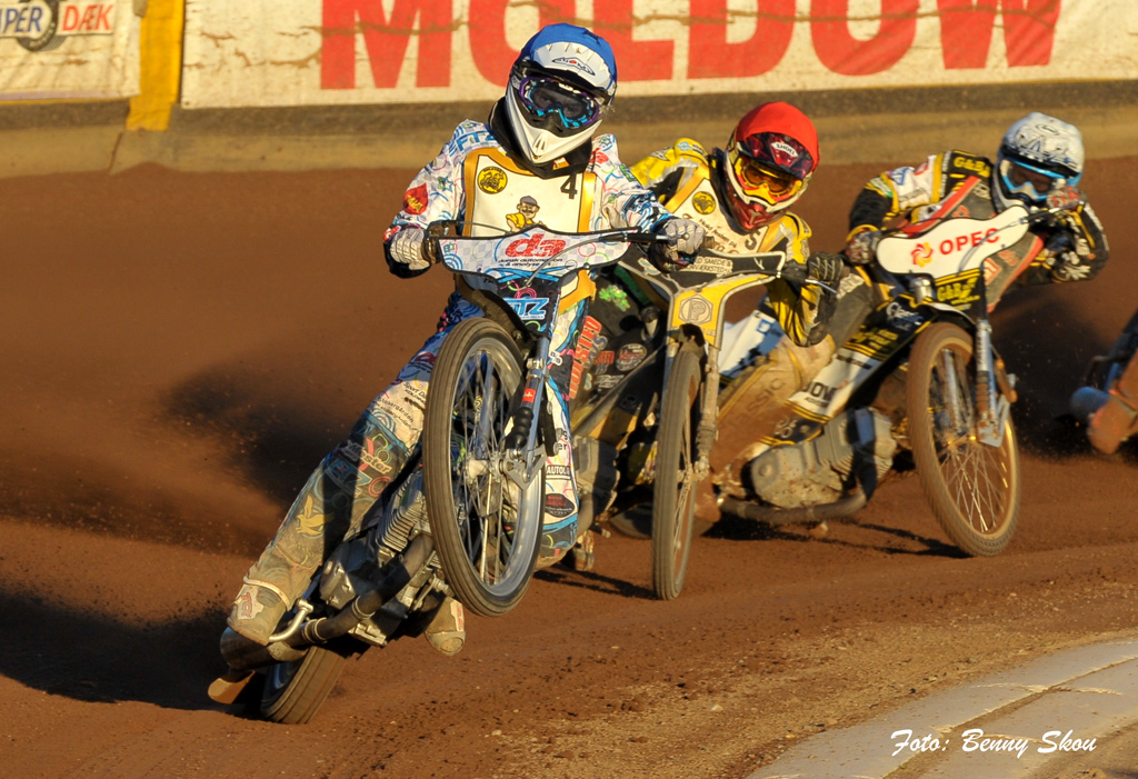 Andersen (bagerst) får baghjul af Holsteds teenage-kørere, Rasmus Jensen (midt) og Nicklas Poesing (forrest).
(Foto: Benny Skou)